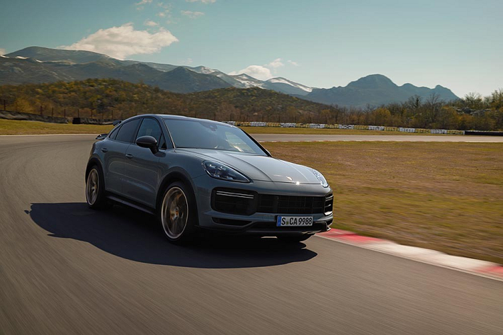 Chẳng bao lâu sau đó, Porsche Việt Nam cũng đã chính thức nhận cọc cho Cayenne Turbo GT hoàn toàn mới ngay từ đầu tháng 7/2021. Tại Việt Nam, giá xe Porsche Cayenne Turbo GT 2021 có mức bán ra cho bản tiêu chuẩn là 12,25 tỷ đồng.