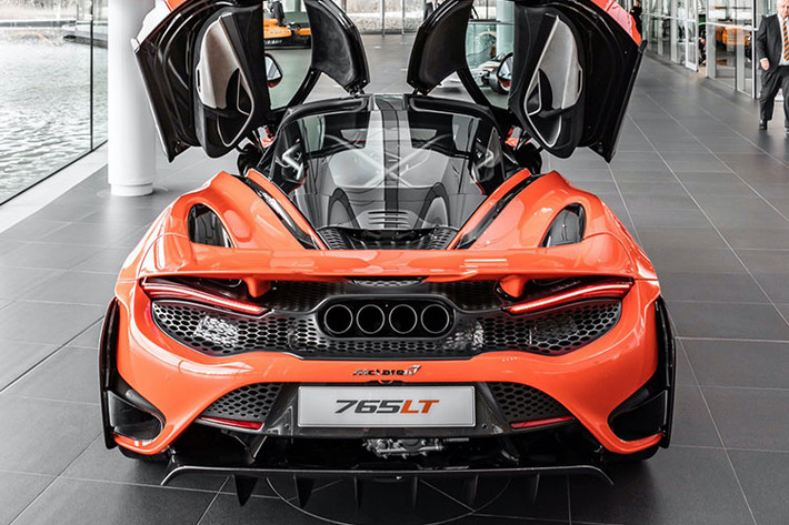 Để giúp McLaren 765LT đạt được trọng lượng lý tưởng này, hãng xe Anh quốc đã bỏ đi trang bị tiêu chuẩn là loa và hệ thống điều hoà. Xe được trang bị bộ mâm 10 chấu độc quyền đi kèm với lốp Pirelli P Zero Trofeo R, phanh là loại gốm carbon lấy cảm hứng từ McLaren Senna, ống xả titan và hệ thống treo mới nhằm tăng độ chính xác khi vào cua.