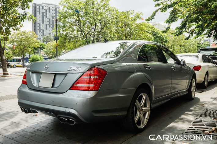 Hai phiên bản này không có nhiều sự khác biệt về mặt thiết kế, tuy nhiên giá xe Mercedes-Benz S65 AMG W221 lại cao hơn đáng kể do sử dụng cỗ máy V12 dung tích "khủng". Có lẽ chính vì lý do này mà những chiếc S65 về Việt Nam chỉ có thể đếm trên đầu ngón tay, trong khi đó người anh em S63 AMG lại có số lượng khá lớn.