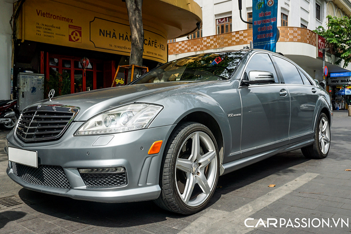Tính đến thời điểm hiện tại, dòng sedan hiệu năng cao của Mercedes-Benz có hai thế hệ được nhập khẩu về nước, trong đó chiếc Mercedes-AMG S65 W222 vẫn là chiếc độc nhất vô nhị với giá bán cao ngất ngưởng. Xuất hiện trong bài viết là chiếc xe tại Sài Gòn, thuộc thế hệ W221 và có số lượng vô cùng ít. Đây là thế hệ S65 thứ hai được Mercedes-Benz bán ra thị trường trong khoảng thời gian từ 2006 - 2013, trước khi bị "khai tử" ở thế hệ thứ ba với phiên bản Final Edition.