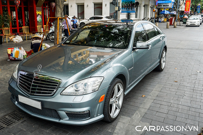 Về mặt thiết kế, S65 AMG (W221) sở hữu vẻ ngoài cứng cáp, gân guốc nhưng vẫn mang đậm dấu ấn thể thao. Mẫu sedan "hàng độc" của vị chủ nhân tại Sài Gòn đã được nâng cấp hàng loạt các chi tiết như cản trước, cản sau, gương chiếu hậu, hệ thống đèn chiếu sáng,... của phiên bản S65 facelift được ra mắt tại triển lãm Shanghai Motor Show năm 2009.