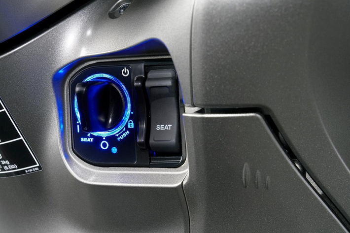 Honda SH 350i là sản phẩm xe ga mới nhất của Honda nhằm thay thế cho mẫu SH 300i cũ đã ngừng sản xuất. Khác với mẫu SH 300i cũ được nhập khẩu nguyên chiếc, mẫu SH 350i sắp bán ra tại Việt Nam là sản phẩm được lắp ráp và sản xuất trong nước, cũng nhờ đó mà giá xe Honda SH 350i tại Việt Nam cũng mềm hơn hẳn, thấp hơn gần một nửa so với SH 300i nhập Ý.