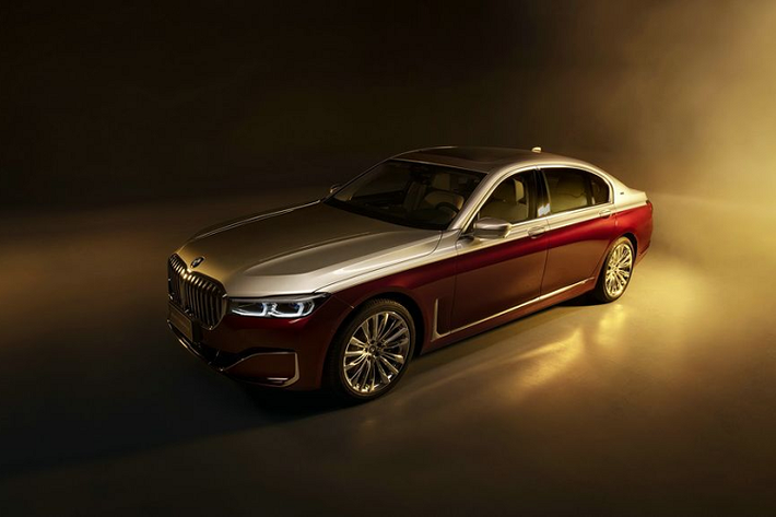 Mức giá xe BMW 760Li Shining Shadow có mức bán ra khởi điểm từ 2,6 triệu Nhân dân tệ (tương đương khoảng 9,2 tỷ đồng).