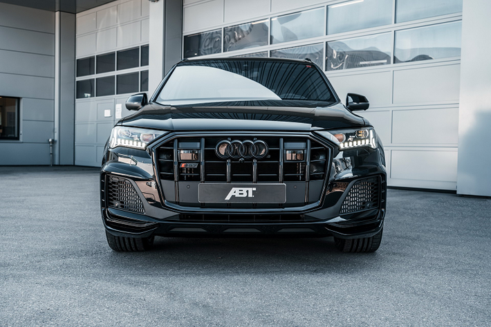 Nhìn từ phía trước, Audi SQ7 độ ABT Sportline có mặt ca-lăng đen bóng tương đồng với tổng thể chiếc xe, góc dưới bên trái được gắn thêm logo SQ7 màu đỏ nổi bật.