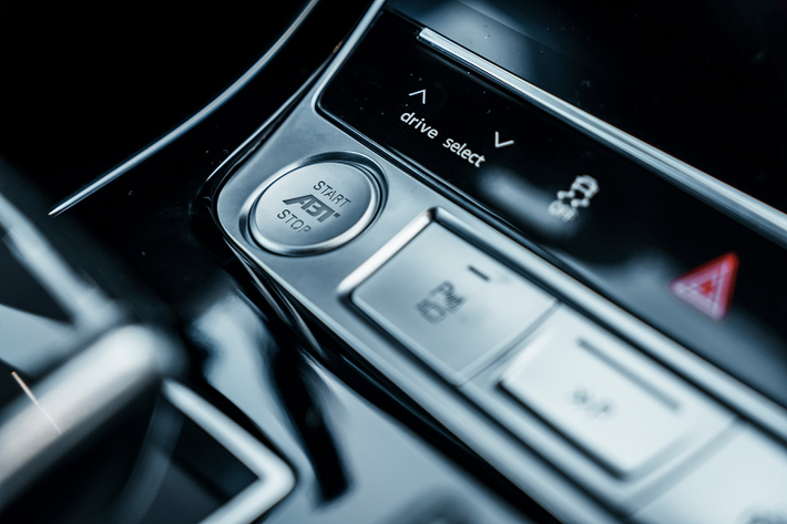 So với Audi SQ7 nguyên bản, chiếc xe độ này mạnh hơn 141 mã lực và 80 Nm. Khả năng tăng tốc 0-100 km/h của SQ7 ABT Sportline trong 3,7 giây, tốc độ tối đa 270 km/h, cao hơn xe nguyên bản 20 km/h.