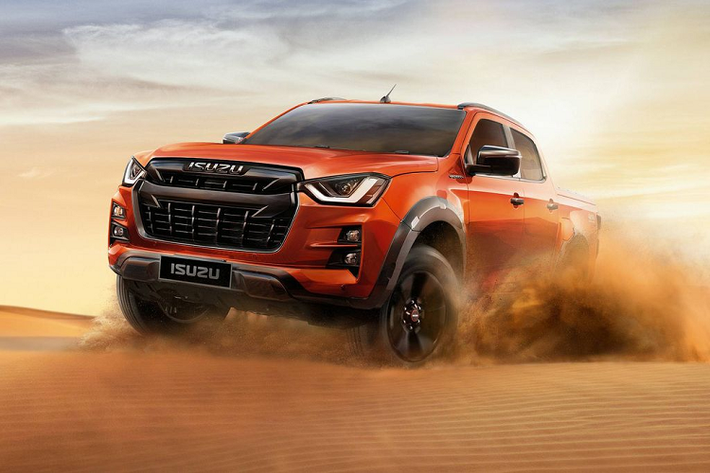 Các tính năng nội thất đáng chú ý của Isuzu D-Max thế hệ mới gồm màn hình thông tin giải trí 9 inch tích hợp Apple CarPlay và Android Auto, bảng điều khiển trung tâm hình chữ V đa phím, vô lăng đa chức năng, màn hình hiển thị thông số kỹ thuật 4.2 inch, 8 loa, điều hòa tự động 2 vùng...