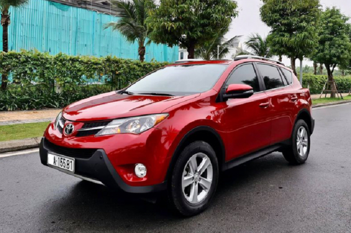 Mẫu xe SUV Toyota RAV4 là dòng xe vốn được ưa chuộng ở thời điểm cách đây hơn 10 năm, trong giai đoạn 2007 – 2008, dòng xe RAV4 thế hệ thứ 3 được giới nhập khẩu xe tư nhân đưa về nước khá nhiều cùng với dòng xe khác của Toyota như: Camry, Venza, Sienna hay Highlander. Ở thời điểm đó, trên thị trường Việt có rất sự lựa chọn CUV 5 chỗ và Toyota RAV4 nhập Mỹ trở thành một lựa chọn dành cho những khách hàng có điều kiện kinh tế khá giả, yêu thích xài xe nhập.
