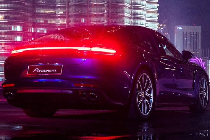 Hệ thống phanh trên Porsche Panamera bao gồm các rô-tơ phía trước, được kiểm soát bằng kẹp phanh monobloc bằng nhôm 6 piston, kẹp phanh phía sau có 4 piston. Hệ thống phanh này nhẹ hơn trước nhưng vẫn đảm bảo độ bền bỉ.