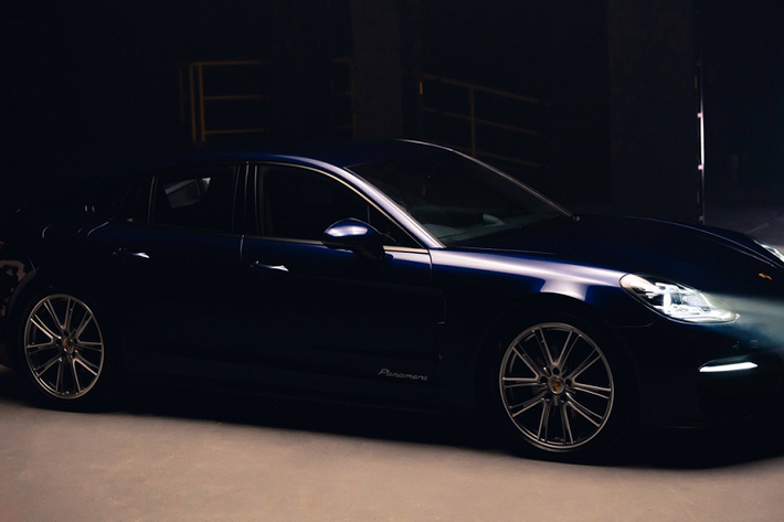 Porsche Panamera 2021 được trang bị khối động cơ V6 biturbo 2.9L, sản sinh công suất 330 mã lực tại 5.400-6.400 vòng/phút và mô-men xoắn cực đại 450 Nm từ 1.800 đến 5.000 vòng/phút.