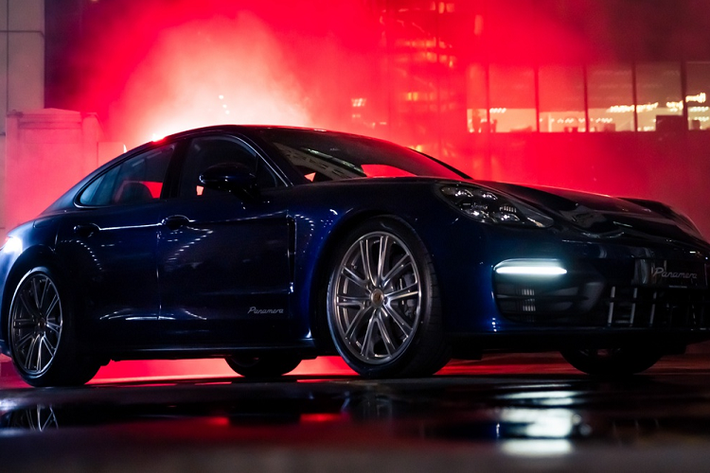 Thiết kế ngoại thất của Porsche Panamera 2021 mới cũng được tinh chỉnh. Phong cách thiết kế thể thao giờ trở thành tiêu chuẩn thay vì tùy chọn như trước đây. Đèn định vị LED dạng thanh đơn ở 2 cạnh cản trước. Đèn pha tự động dạng LED ma trận. Phía sau, cụm đèn hậu nối liền được sửa đổi họa tiết.
