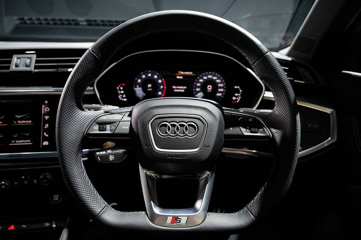 Với sự xuất hiện của 3 phiên bản hiệu suất, Audi Q3 tại Thái Lan có tổng cộng 6 phiên bản, giá bán từ 2,299 triệu baht đến 4,75 triệu baht (75.725 USD - 158.522 USD). Tại Việt Nam, Audi Q3 thế hệ mới được ra mắt vào năm ngoái với 4 phiên bản là Q3 tiêu chuẩn, Q3 Advanced, Q3 S line và Q3 Sportback 35 TFSI.