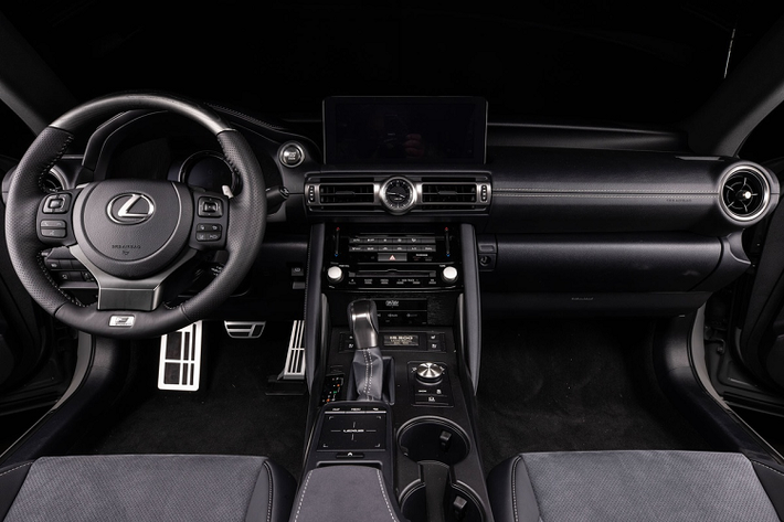 Khoang lái của Lexus IS 500 F Sport Performance Launch Edition được phối 2 tông màu chủ đạo là đen và xám. Bảng táp-lô giữ thiết kế đối xứng theo phương ngang, cụm điều khiển trung tâm có nhiều nút bấm kết hợp cùng một màn hình thông tin giải trí bố trí cao phía trên. Ghế ngồi của xe được bọc da pha nỉ, trong khi các chi tiết ốp trang trí sử dụng vật liệu gỗ.