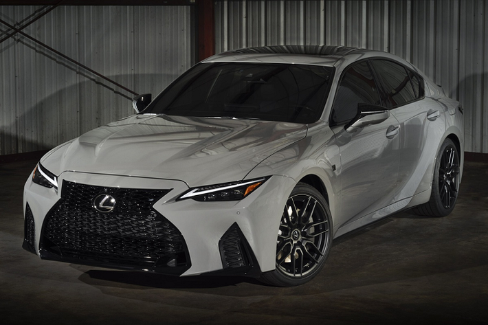 Cung cấp sức mạnh cho Lexus IS 500 đặc biệt này là động cơ V8 5.0L hút khí tự nhiên, đi cùng hộp số tự động 8 cấp và hệ dẫn động cầu sau. Thông số công suất đạt 473 mã lực cùng mô-men xoắn 537 Nm. Xe có khả năng tăng tốc 0-100 km/h mất khoảng 4,5 giây. Lexus cung cấp cho người lái 5 chế độ lái tùy chọn và gói trang bị Dynamic Handling Package bao gồm hệ thống treo biến thiên và vô-lăng thể thao.
