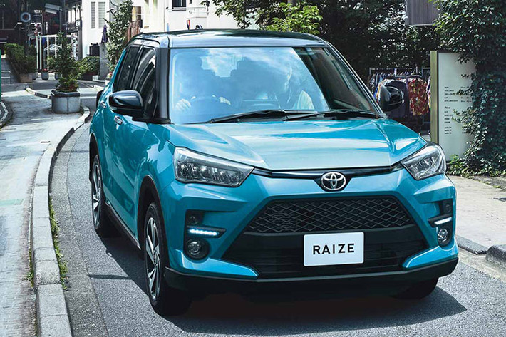 Toyota Raize 2021 mới là mẫu SUV đô thị lần đầu tiên trình làng tại thị trường Nhật Bản vào hồi tháng 11/2019. Mãi đến nay, hãng Toyota mới xác nhận việc sẽ giới thiệu mẫu xe này tại thị trường Đông Nam Á nói chung và Indonesia nói riêng. Ngoài Toyota Raize 2021, mẫu SUV cỡ B Daihatsu Rocky cũng sẽ trình làng ở thị trường này cùng lúc. Theo thông tin rò rỉ, Toyota Raize 2021 tại thị trường Indonesia sẽ có 3 phiên bản là 1.2 G, 1.0T G và 1.0T GR Sport.