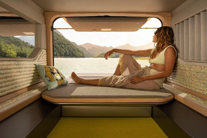 Để phù hợp với phần "hippie" trong tên gọi, chiếc xe này sử dụng màu sắc rất cổ điển. Chế tạo dựa trên Renault Trafic 2022, nó được sơn hai màu với nội thất tương phản. Cabin sử dụng các chất liệu cao cấp thân thiện môi trường: len, gỗ hiếm, vải lanh và những thứ có nguồn gốc từ thực vật.