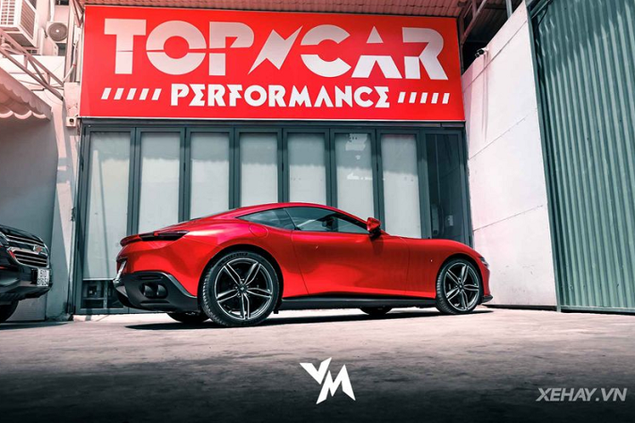 Về nguồn gốc, siêu xe Ferrari Roma trong bài viết được một đơn vị nhập xe tư nhân ở thủ đô Hà Nội đưa về nước hồi đầu năm 2021 vừa qua. Sau một thời gian ngắn có mặt ở đất Bắc, "siêu ngựa" nước Ý đã nhanh chóng tìm thấy chủ nhân và được chuyển vào TP.HCM định cư.