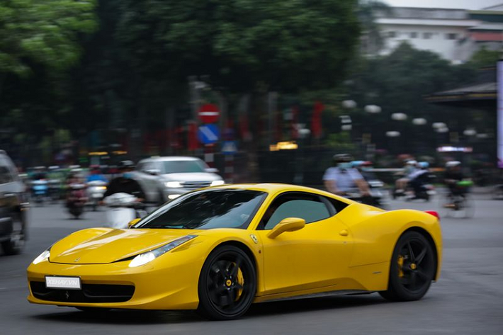 Được đánh già là dòng xe Ferrari được lòng giới đại gia Việt Nam nhất tính tới thời điểm hiện tại. Số lượng Ferrari 458 Italia tại Việt Nam hiện đã lên tới 16 chiếc, với 3 phiên bản gồm: Italia, Spider và Speciale.