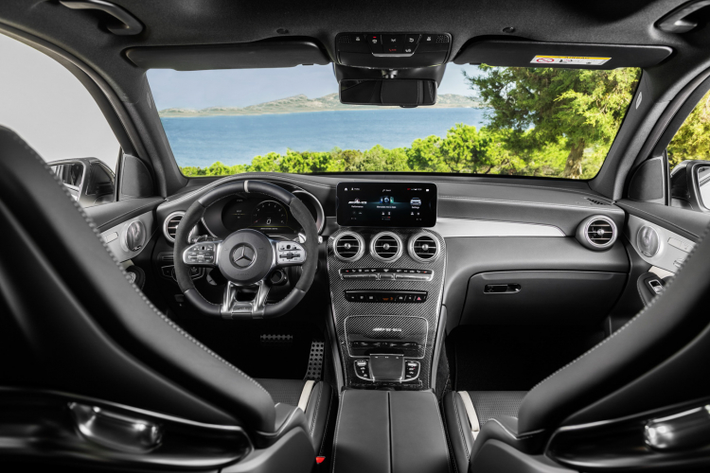Mẫu xe SUV Mercedes-AMG GLC 63 S 2022 hiệu suất ra mắt sau phiên bản GLC 43 (385 mã lực) và GLC 63 (469 mã lực). GLC 63 S 2022 sẽ ngồi chung mâm với BMW X3 M Competition cũng như Porsche Macan Turbo S.