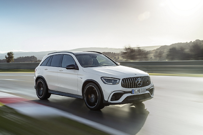 Mercedes-AMG GLC 63 S 2022 mới được trang bị động cơ V8 4.0 lít tăng áp kép, sản sinh công suất 503 mã lực và mô-men xoắn 700 Nm. Động cơ kết hợp với hộp số tự động chín cấp và hệ dẫn động bốn bánh toàn thời gian.