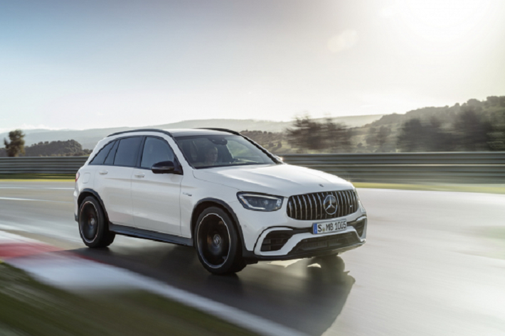 Hệ thống xả AMG Performance với nắp pô tùy chỉnh mang lại âm thanh phấn khích cho người lái. Xe nổi bật với dàn mâm hợp kim đa chấu 20 inch. Nội thất nổi bật với màn hình đồng hồ kỹ thuật số 12,3 inch và hệ thống thông tin giải trí MBUX của công ty với các chức năng dành riêng cho phiên bản AMG.