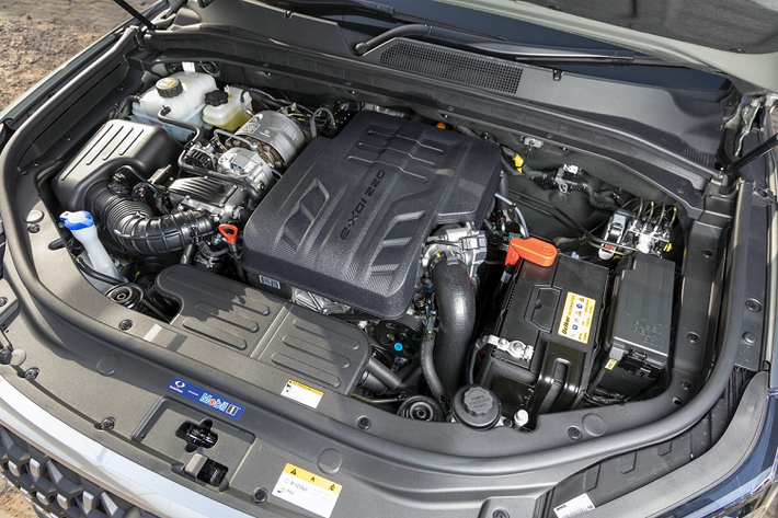 Không chỉ thay đổi thiết kế, Rexton 2021 còn được nâng cấp về hiệu suất. Mẫu SUV đầu bảng được trang bị động cơ diesel 2.2L do SsangYong phát triển, sản sinh công suất 199 mã lực và mô-men xoắn cực đại 441 Nm. Ở đời trước, Rexton chỉ có sức mạnh 178 mã lực và mô-men xoắn 420 Nm.