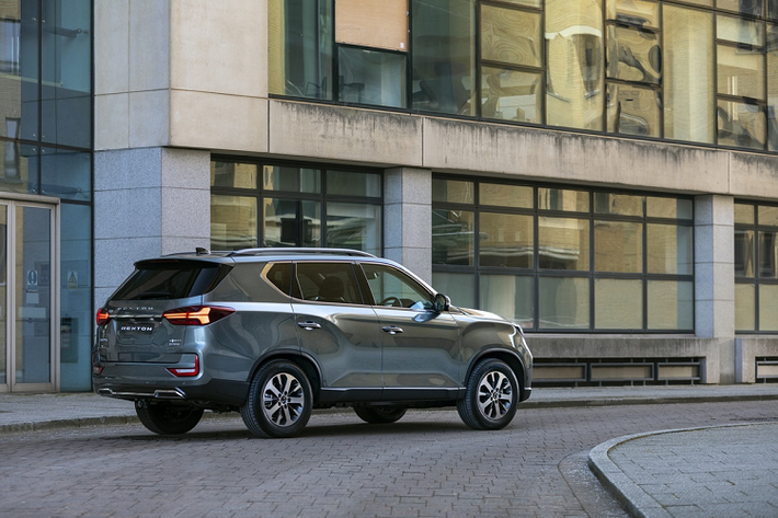 Nhờ thay đổi thiết kế, mẫu xe SUV SsangYong Rexton trông khác biệt hẳn với Rodius và Musso. Trước đây, các mẫu xe của SsangYong có thiết kế khá giống nhau, gây cảm giác nhàm chán cho người dùng.