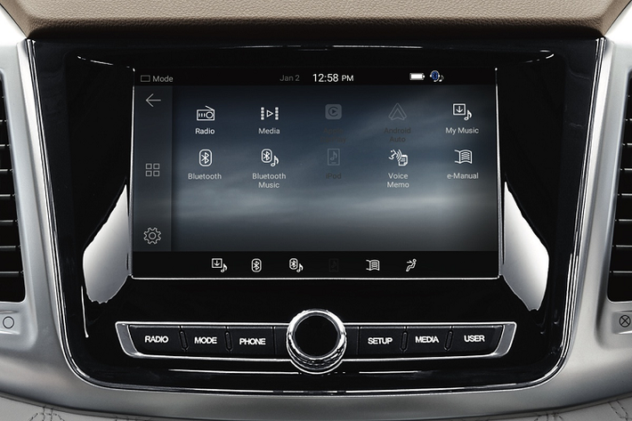Giá xe SsangYong Rexton 2021 tại Anh từ từ 38.000 bảng, có 2 phiên bản: Ventura and Ultimate, đi kèm điều hòa không khí 2 vùng tự động, màn hình trung tâm cảm ứng 8 inch hỗ trợ Apple CarPlay/Android Auto, vô-lăng bọc da có sưởi, hàng ghế trước chỉnh điện tích hợp sưởi và làm mát.
