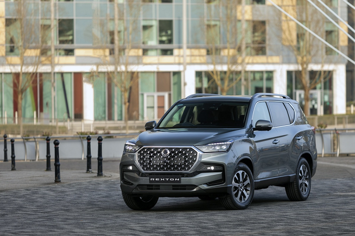 Giữa khó khăn về tài chính, hãng xe Hàn Quốc - SsangYong vẫn cho ra phiên bản nâng cấp của Rexton tại Anh. Dù chỉ là bản nâng cấp của thế hệ thứ 2, SsangYong Rexton 2021 mới như được lột xác hoàn toàn so với đời trước.