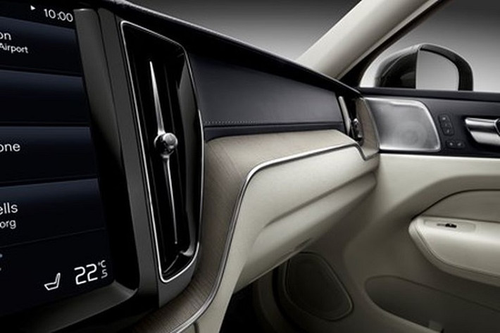 Khoang cabin cao cấp của của XC60 gây áp lực thực sự lên các đối thủ như Audi Q5, BMW X3 và Mercedes-Benz GLC. Xe được trang bị tính năng hỗ trợ người lái tiêu chuẩn, bản đồng hồ kỹ thuật số 12,3 inch và màn hình thông tin giải trí 9,0 inch nằm dọc cung cấp nhiều tùy chọn kết nối. Ngoài ra, xe còn bao gồm hệ thống cảnh báo điểm mù, cảnh báo phương tiện cắt ngang, đèn pha LED, đế sạc điện thoại thông minh không dây và cảm biến đỗ xe phía trước, gương chống chói tự động, điều hòa tự động 2 vùng cùng vô số các tính năng an toàn khác.