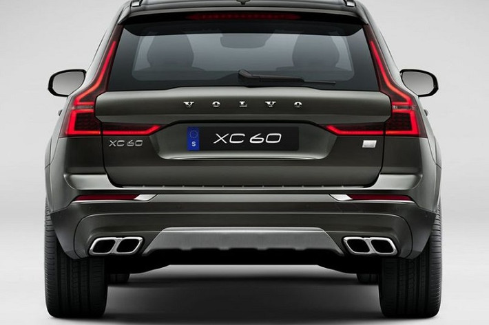 Phiên bản cao cấp nhất Volvo XC60 T8 Recharge 2021 về cơ bản được trang bị mô-tơ điện plug-in hybrid giống với T6 nhưng cỗ máy đốt trong lại cho ra công suất 299 mã lực. Khi hai động cơ này kết hợp cho ra tổng công suất 385 mã lực và mô-men xoắn cực đại 640 Nm, do đó giảm thời gian tăng tốc từ 0-100 km/h xuống còn 5,5 giây.