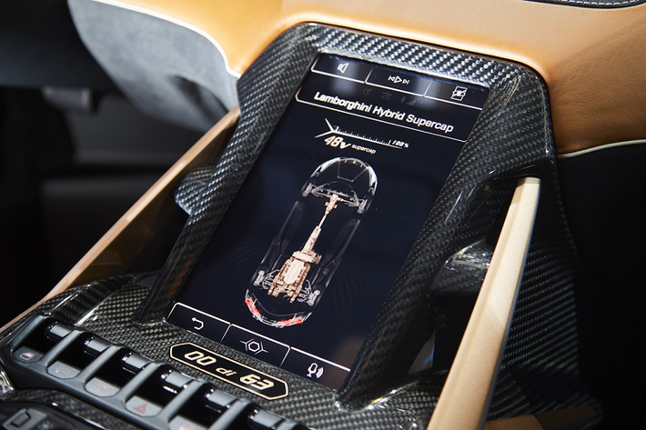 Điểm nổi bật nhất ở công nghệ mild-hybrid của Lamborghini Sian là bộ siêu tụ điện, có hiệu suất gấp 3 lần bộ pin lithium-ion có cùng kích thước. Lamborghini Sian có thể tăng tốc 0-100 km/h trong 2,8 giây, trước khi đạt tốc độ tối đa 350 km/h.