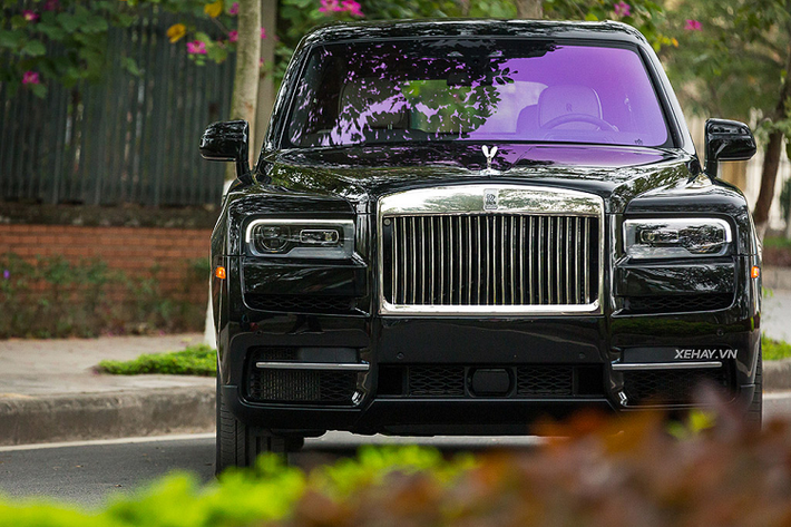Đầu tiên phải kể đến hệ thống chống mất trộm logo của Rolls-Royce và Bentley. Cụ thể, biểu tượng Spirit of Ecstasy ở mui xe sẽ tự động hạ xuống dưới nắp ca-pô khi nhận thấy lực tác động, điều này không chỉ giúp chống trộm mà còn đảm bảo an toàn cho những người xung quanh trong trường hợp xảy ra va chạm hoặc tai nạn.