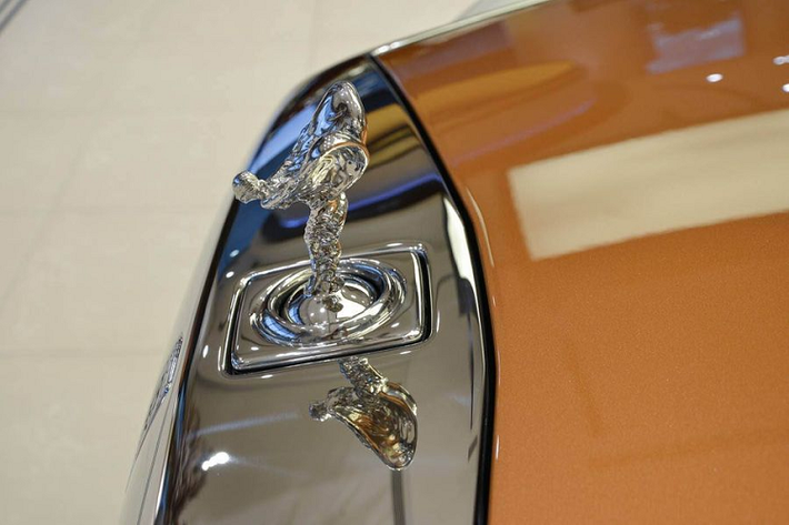 Máy rót champagne trên xe siêu sang BMW cũng rất đáng chú ý, hãng xe Đức đã giới thiệu sáng tạo này vào năm 2018. Không chỉ có tủ chứa champagne, những chiếc xe cao cấp còn có cả một khay ly có tính năng tự động rót champagne bằng cách bơm rượu từ dưới đáy ly lên.