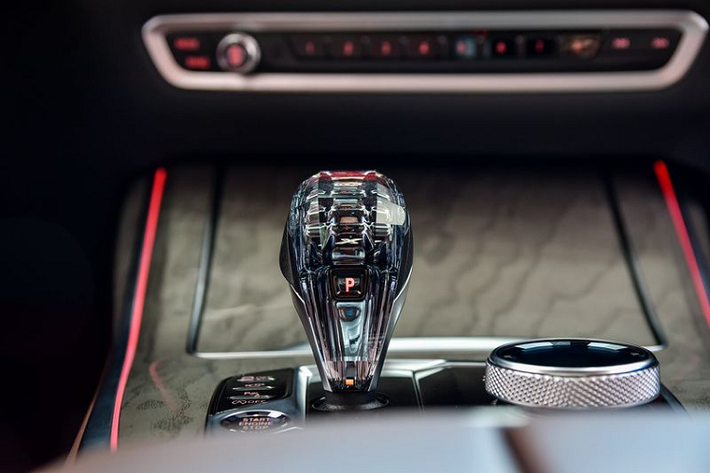 Không cung cấp những tính năng độc lạ cho cabin, McLaren F1 được tăng hạng "sang chảnh" bằng việc dát vàng 24K cho cả khối động cơ V12 6.1L mạnh 627 mã lực.