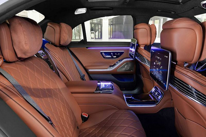 Hệ thống tạo hương thơm trong cabin của Mercedes-Benz cũng rất đáng khen, với nhiều tùy chọn mùi nước hoa có thể duy trì mùi thơm trong xe khoảng vài tháng.
