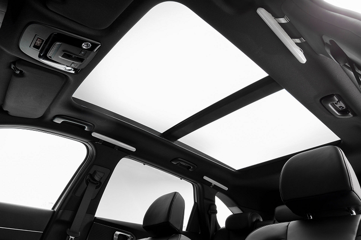 Tại Việt Nam, Kia Sorento 2021 được ra mắt từ tháng 9 năm ngoái. Cú "nhảy cóc" từ thế hệ thứ 2 lên thứ 4 giúp Kia Sorento có màn thay đổi toàn diện tại Việt Nam. Trong tháng 5 đầu năm 2021, mẫu xe này xếp thứ 2 trong phân khúc với doanh số đạt 2.891 xe, chỉ sau Hyundai SantaFe.