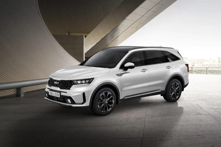 Cùng với sự ra mắt của Hyundai Santa Fe Hybrid tại Hàn Quốc, tập đoàn Hyundai Motors tiếp tục trình làng mẫu SUV Kia Sorento 2022 mới. Đây là phiên bản nâng cấp nhằm đảm báo tính cạnh tranh trên thị trường, xe có thêm trang bị tiêu chuẩn mới, trong khi ngoại hình không có nhiều thay đổi.