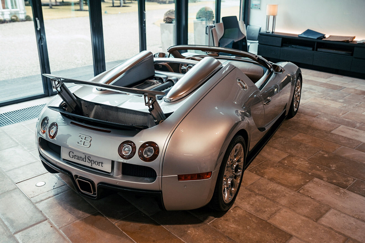 Chiếc Bugatti Veyron Grand Sport 13 năm tuổi này là mẫu xe trưng bày, thường xuất hiện tại các sự kiện của Bugatti từ Bắc Mỹ, châu Âu cho đến Trung Đông.