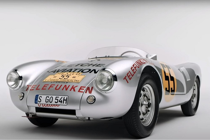Porsche là một trong những nhà sản xuất xe thể thao nổi tiếng nhất trên thế giới, và những mẫu xe cổ của hãng thường nằm trong số những chiếc xe đáng sưu tầm nhất. Trong khi công ty Đức đang hướng về tương lai với những công nghệ và xe mới như Taycan chạy điện hoàn toàn, các fan hâm mộ của họ vẫn bám lấy những người hùng của quá khứ như Porsche 550 Spyder huyền thoại, một trong những mẫu xe Porsche đắt tiền và đáng sưu tập nhất trên đời.