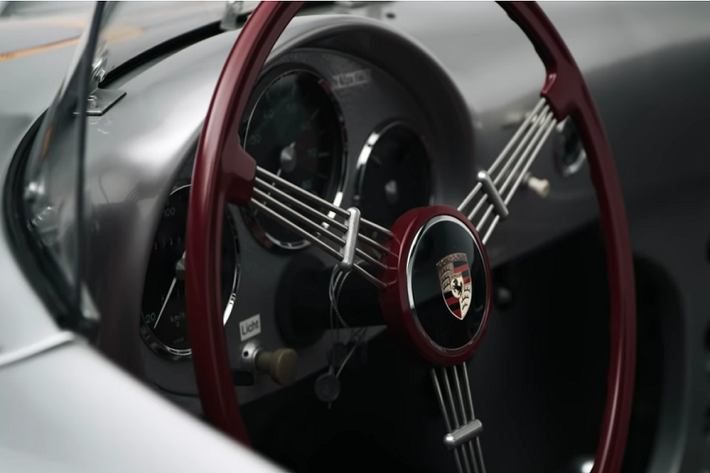 Chiếc 550 Spyder đã giành được một chiến thắng phân hạng và vị trí thứ ba chung cuộc tại Carrera Panamericana trong năm 1954, và rồi iếp tục giành chiến thắng Targa Florio 2 năm sau đó. Bước thúc đẩy danh tiếng lớn nhất của 550 Spyder đến từ nam diễn viên Hollywood huyền thoại James Dean, người đã lái một chiếc cho đến lúc không may gặp tai nạn qua đời.