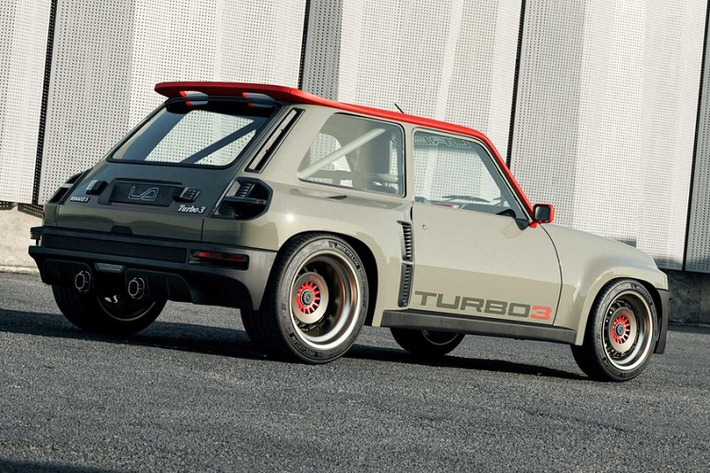 Legende Automobiles đã trang bị cho Turbo 3 hệ thống điều hòa hai vùng tự động, ghế siêu mỏng với tính năng hỗ trợ ngang hông, và dây đai an toàn dành kiểu xe đua.
