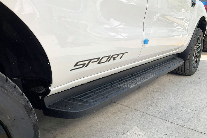 “Trái tim” của Ford Everest Sport sử dụng động cơ dầu 4cyl thẳng hàng, dung tích 2.0L, tăng áp đơn (single-turbo), TDCi, cho công suất tối đa 180 mã lực từ 3.500 vòng/phút và mô-men xoắn cực đại 420 Nm từ dải vòng tua từ 1.750 – 2.500 vòng/phút. Sức mạnh truyền xuống cầu sau (RWD) thông qua hộp số tự động 10 cấp. So với phiên bản máy dầu 2.0l Biturbo, bản máy dầu 2.0L tăng áp đơn “lành” tính hơn.