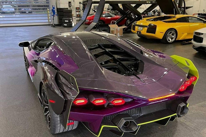 Ngoài ra chiếc xe Lamborghini Sian này còn sở hữu bộ mâm đa chấu kép sơn 2 tông màu tương phản kết hợp với đó là kẹp phanh màu xanh neon. Bên trong khoang lái xe có nội thất bọc da Alcantara màu tối kết hợp sọc màu trắng và cùng nhiều chi tiết sợi carbon cũng như xanh neon.