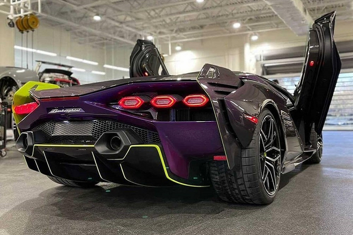 Theo hãng Lamborghini, mô-tơ điện và bộ siêu tụ điện của Sián có trọng lượng chỉ 34 kg. Bên cạnh hệ thống động cơ mạnh mẽ, Sian còn có hệ thống phanh tái sinh năng lượng do thương hiệu Ý phát triển nội bộ. Hệ thống sẽ sạc cho bộ siêu tụ điện mỗi khi xe phanh lại. Mức giá xe Lamborghini Sian tại Mỹ từ 3,3 triệu USD (tương đương 76 tỷ đồng).