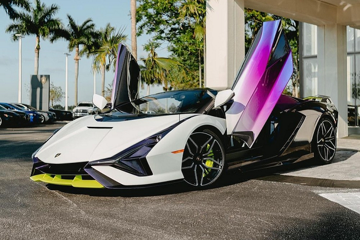 So với những chiếc siêu xe Lamborghini Sian xuất hiện trước đó, siêu phẩm triệu đô hybrid mới có mặt tại đại lý Lamborghini Broward trước khi được bàn giao cho chủ nhân sở hữu bộ áo 3 màu chính là trắng, tím và đen của sợi carbon. Chưa dừng lại đó, ở ngoại thất của chiếc siêu xe triệu đô hybrid Lamborghini Sian này còn có nhiều chi tiết hoàn thành với màu sắc xanh neon cực nổi bật đã giúp cho tổng thể xe không thể nào nổi bật hơn mỗi khi xuất hiện trên đường phố.