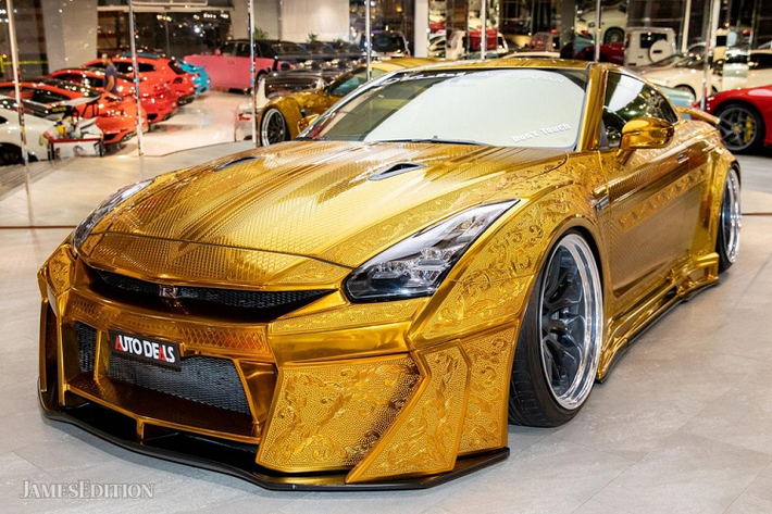 Siêu xe Nissan GT-R R35 đã ra đời hơn một thập kỷ, nhưng nó vẫn là một trong những mẫu xe hiệu suất cao dễ nhận biết nhất trên thế giới. Hệ thống động cơ tăng áp kép V6 và AWD của nó đã được sử dụng để cung cấp số mã lực điên cuồng và hiệu suất đáng sợ trên đường đua drag. Ngoài ra, mẫu xe thể thao Nhật Bản cũng thường được độ để trưng bày tại các triển lãm, sự kiện liên quan.