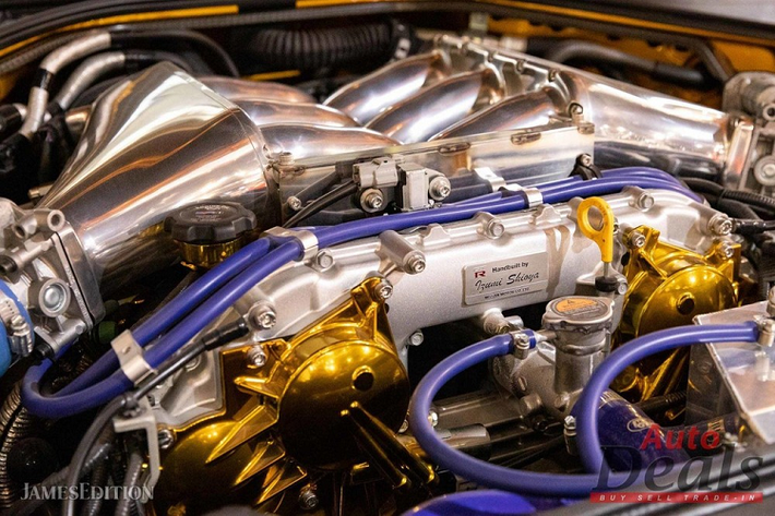 Kể từ thời điểm ra đời, Kuhl Racing đã cho biết rằng chiếc GT-R vàng óng của họ được sơn chuyên biệt bởi một nghệ sĩ Nhật Bản tên là Takahiko Izawa. Ông ấy sử dụng vài biến thể của cùng một màu trong nhiều lớp để tạo ra ảo giác giống như đang nhìn vào kim loại.