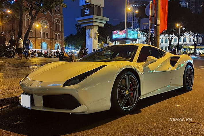 Tại Việt Nam, siêu xe Ferrari 488 GTB khá được các đại gia ưa chuộng vì kiểu dáng táo bạo mang đậm DNA của hãng xe đến từ nước Ý, đồng thời vẫn duy trì tính khí động học tuyệt hảo.