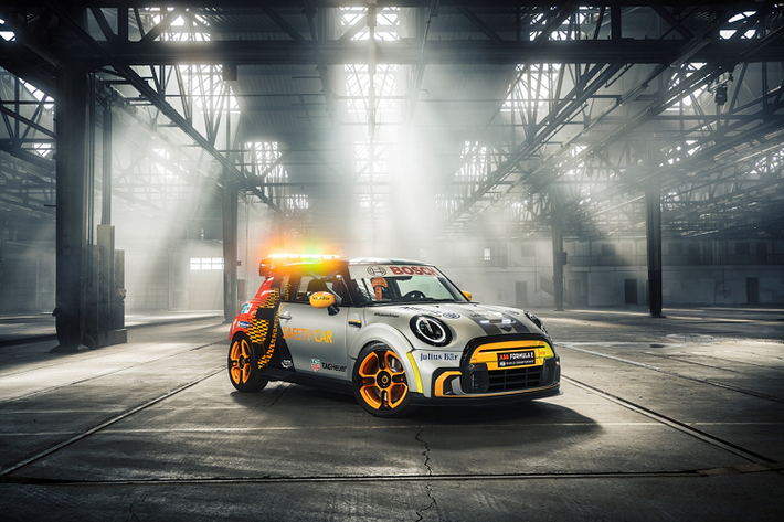 MINI Electric Pacesetter 2021 mới là chiếc xe an toàn (safety car) mới nhất được sử dụng trong giải đua Formula E World Championship. Mẫu xe này được tạo ra với sự hợp tác của MINI Design, BMW Motorsport, FIA và Formula E. Xe sẽ "chào sân" tại chặng đua thứ 4 của giải Formula E vào ngày 10/4.