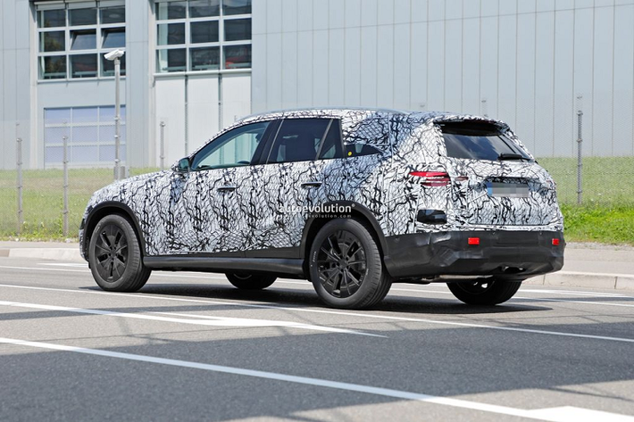 Với việc chuyển sang sử dụng nền tảng khung gầm MRA 2, Mercedes-Benz GLC thế hệ mới nhiều khả năng sẽ không có các tuỳ chọn động cơ 6 xy-lanh hay 8 xy-lanh mà chỉ có loại 4 xy-lanh. Tất nhiên, phiên bản chạy điện hybrid vẫn sẽ xuất hiện cùng biến thể đỉnh cao nhất là AMG GLC 63.